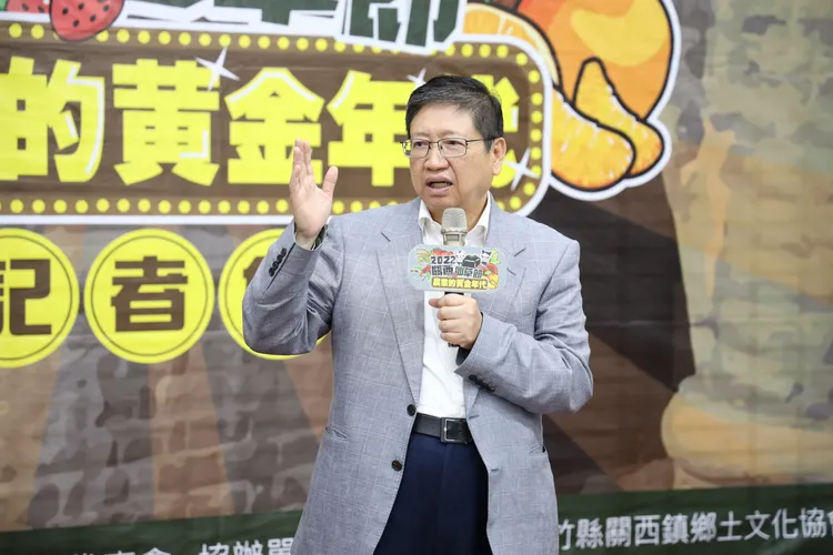 縣長楊文科大力推廣仙草節。縣府提供