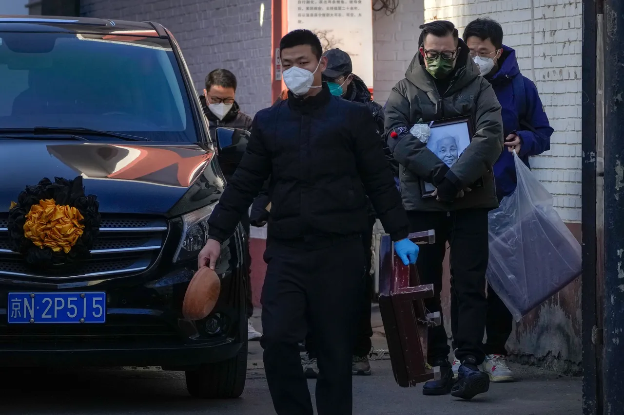 北京一所醫院發熱門診出口,19日有往生者家屬護送遺體離去。美聯社