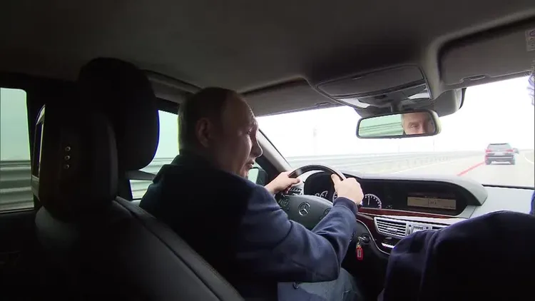 俄羅斯總統普丁日前才駕駛德國賓士車，視察遭炸的克里米亞大橋。路透社