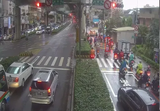 17車集體「闖紅燈」被開罰 超暖真相曝光!在地人怒:美德被政府糟蹋