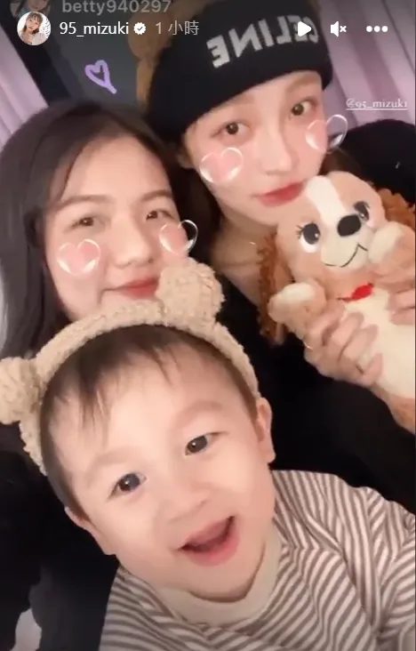 林襄與跟她濕吻的「男主角」及他媽媽甜蜜合影。翻攝自林襄IG