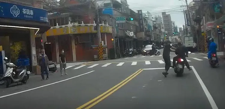 謝男假裝停車，卻趁警員下車，掉頭逃逸時被民眾攔下。警方提供