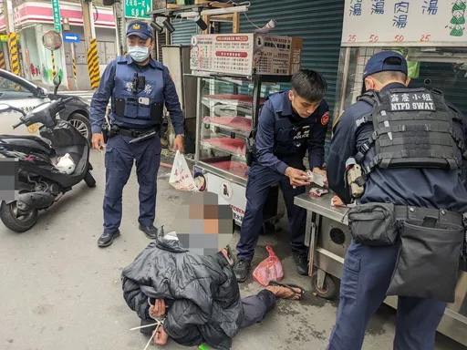 新北男見警落跑連安全帽掉了都不管　民眾見義勇為幫攔車還查獲毒品