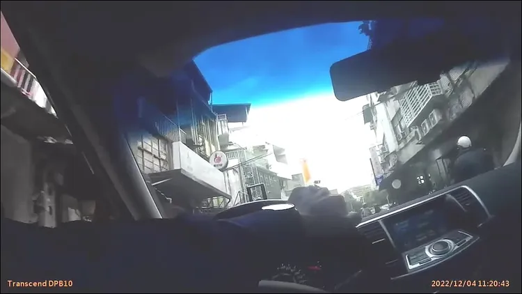 警員發現謝男違規紅燈右轉，立即鳴笛並尾隨在後。警方提供