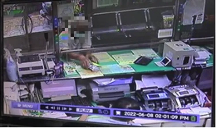 老爺爺到郵局臨櫃提領四十萬現金，行員認為未超過五十萬元而未啟動防詐攔阻機制。資料照片