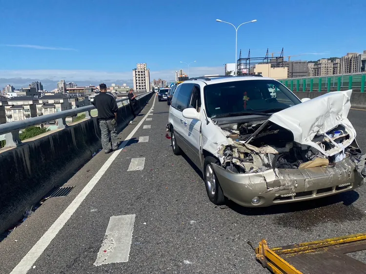 肇事客貨車車頭嚴重凹陷變形。讀者提供
