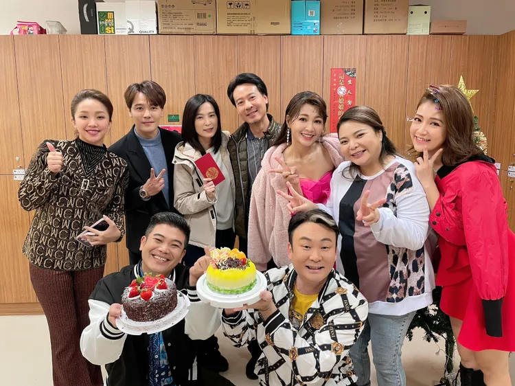 《市井豪門》演員們昨幫楚宣（左三）慶生。民視提供