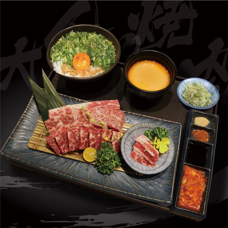 燒肉Smile的「骨付牛肋小排」套餐，選用美國特級穀飼牛，帶骨牛小排第6~8節肋骨，為油脂豐厚的部位。業者提供