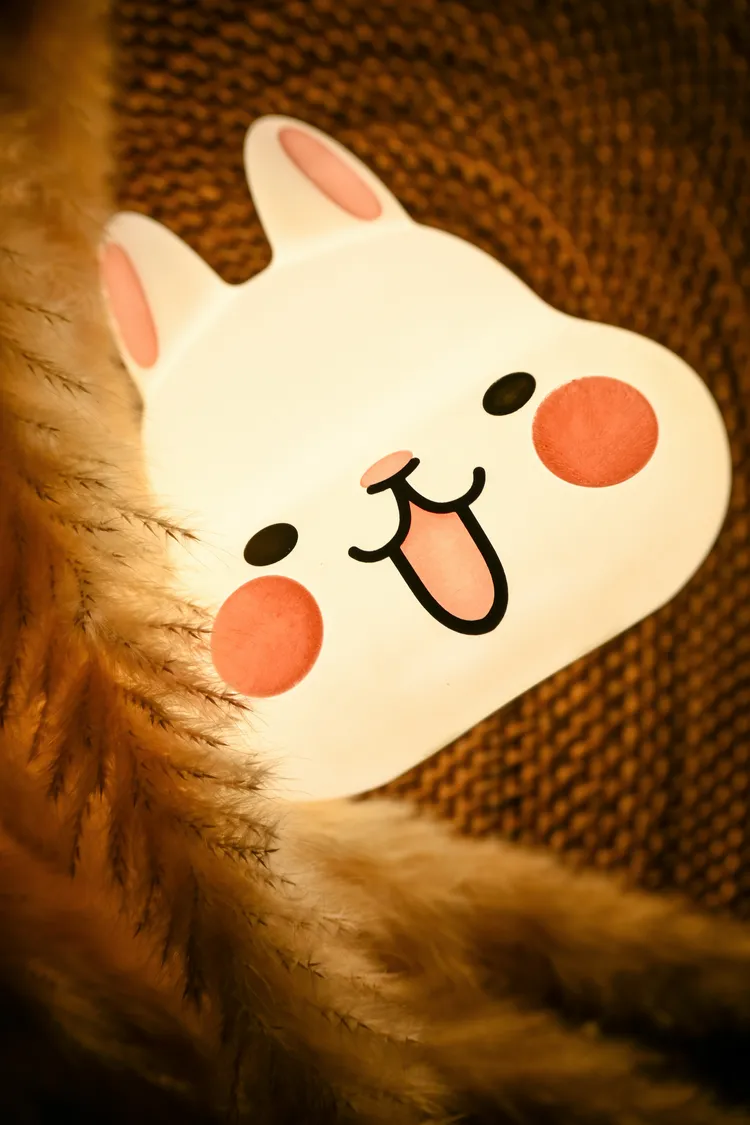 暖心兔子夜燈」不管居家使用或外出露營都很方便攜帶。業者提供