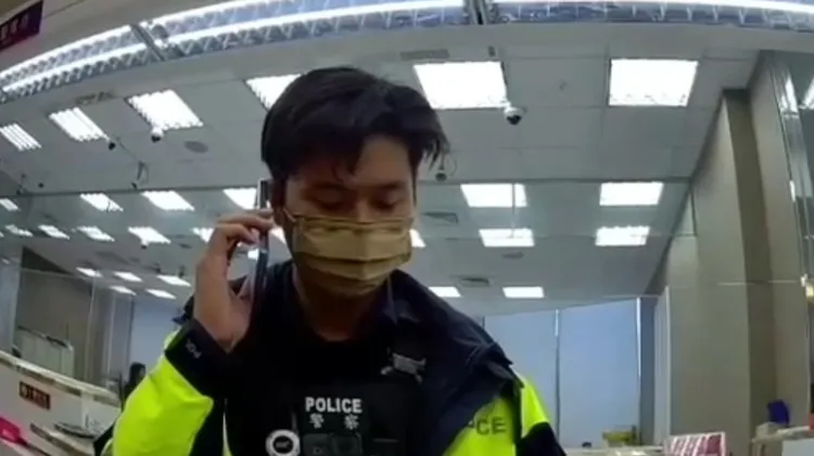 警員撥打電話給楊姓女子的「男友」詢問轉帳用途。警方提供