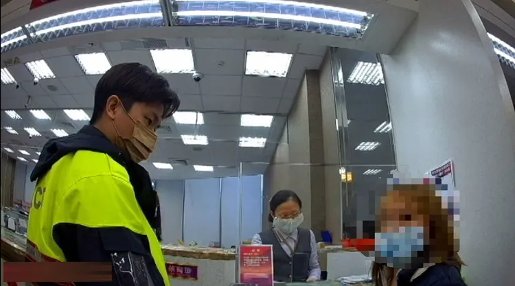 員警詢問楊姓女子轉帳用途，她交代不清。警方提供