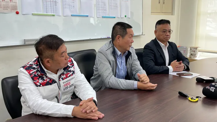 林耕仁今天（15日）在議會黨團總召陳治雄、議員陳慶齡陪同下召開記者會。黃羿馨攝