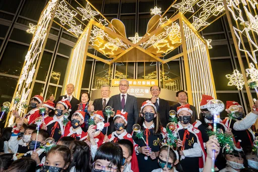 點亮綠色聖誕祝福 台新金50公尺夢幻緞帶燈飾冬夜閃耀