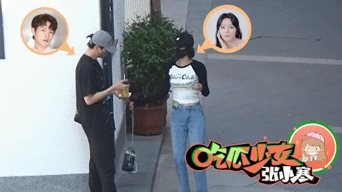 秦嵐有事離開時，魏大勛幫拎她的小包包。翻攝吃瓜少女張小寒微博