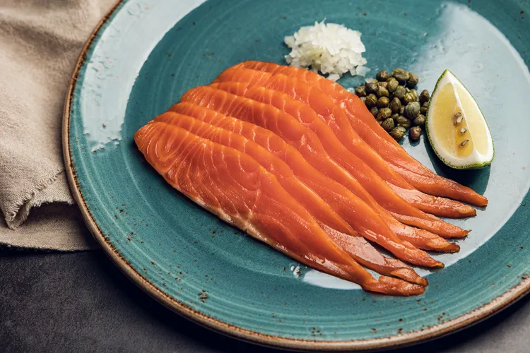 LA ONE網店可以買到「核桃木煙燻鮭魚」，是THOMAS CHIEN旗下各餐廳多年來具口碑的招牌菜色。業者提供