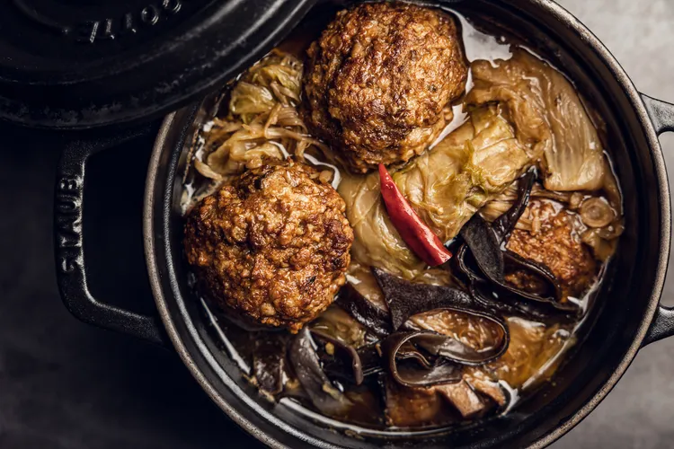 「大白菜紅燒獅子頭」強調肥肉僅佔3成，再加上蒜、洋蔥與松子，更香醇不膩。業者提供