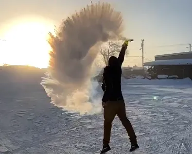 一個Move看懂美國現在有多冷 煮沸滾水瞬間結冰