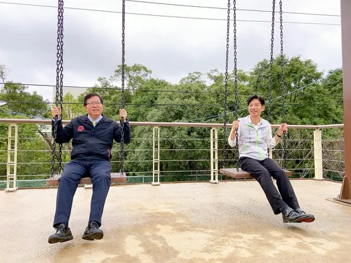 桃園埤塘景觀工程明年2月啟用 童心不減!鄭文燦體驗盪鞦韆樂趣