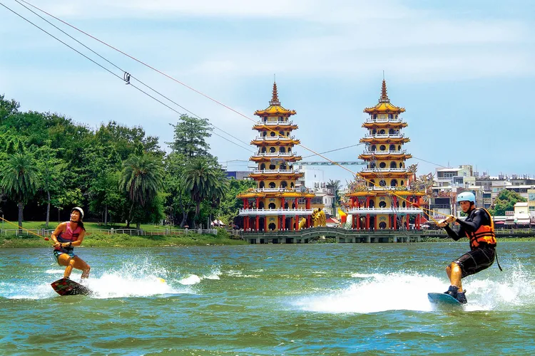 蓮池潭有纜繩划水可玩。觀光局提供