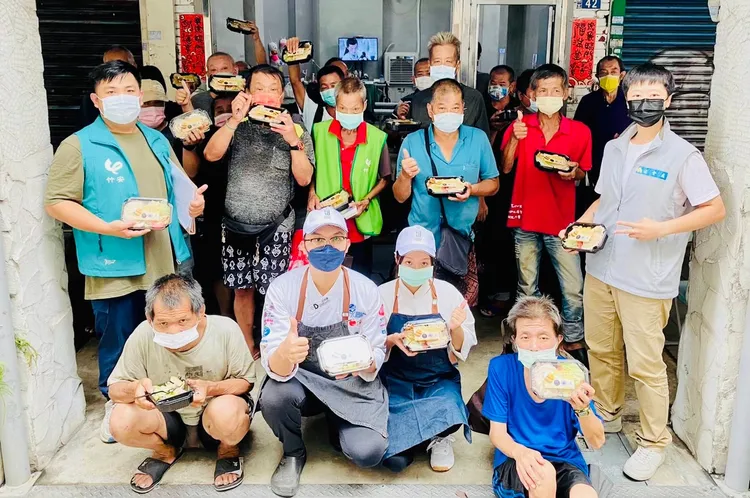 市府自109年起委由社團法人新竹市竹安慈善公益服務協會，開設「街友再出發試辦計畫」。市府提供