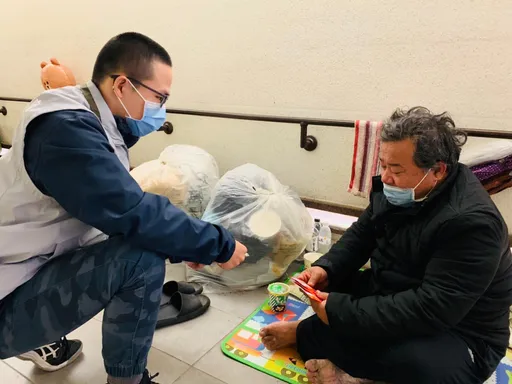 低溫防寒關懷機制啟動！暖助街友與獨居者　竹市社工提供防寒物資