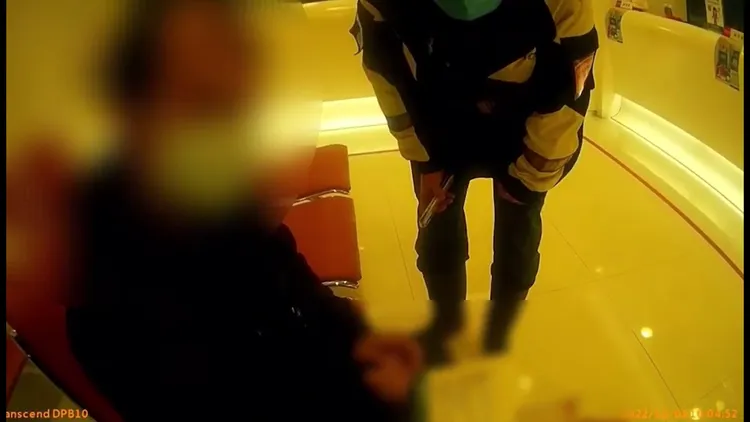 汐止警方至銀行攔阻詐騙。警方提供