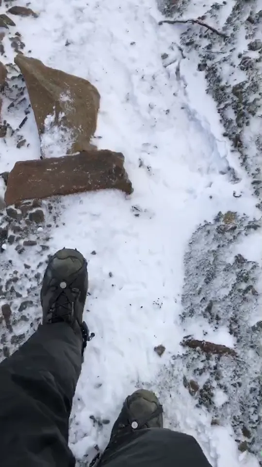 登山步道有3~4公分厚的積雪。山友Derek lin提供