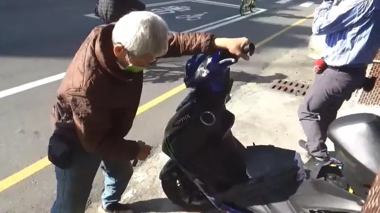 男大生的機車還停放在事故現場。民眾提供