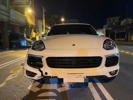 哭啊!大學生騎車自摔撞保時捷下巴 維修費打工一年不夠賠