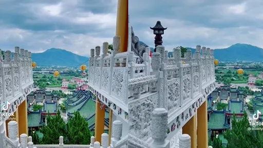 色彩繽紛超好拍！南投絕美廟宇成打卡勝地　埔里風景一覽無遺