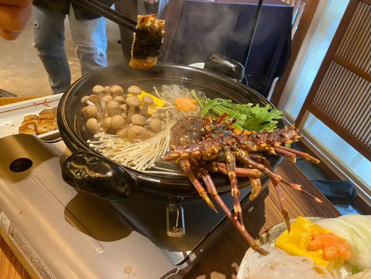 白燒鰻魚以輕涮30秒至1分鐘的方式即可入口。王雪玲攝