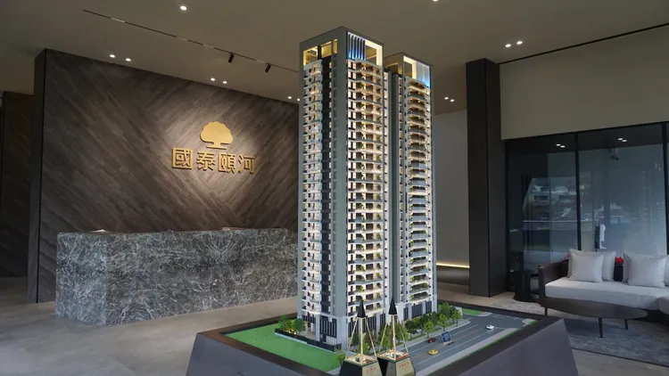 建築外觀強化垂直立面效果，搭配微反射玻璃與金屬鋁板及格柵。葉家銘攝