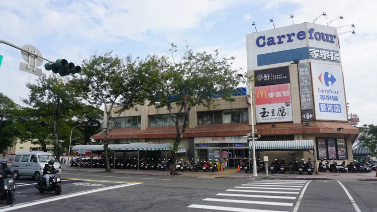 社區距離家樂福愛河店步行不到2分鐘即可到達。葉家銘攝