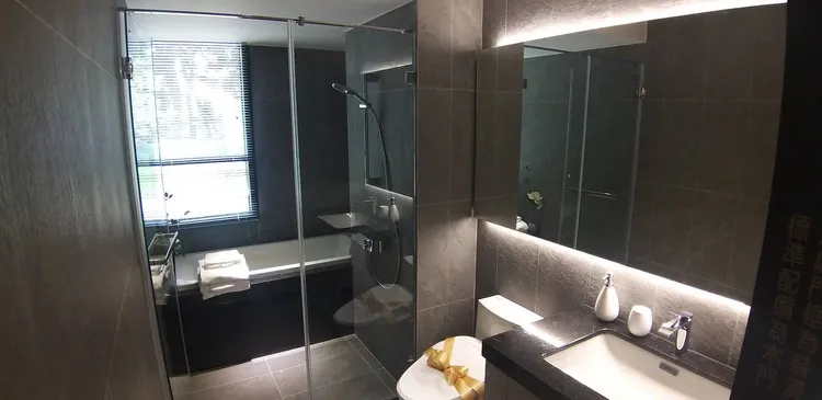 衛浴空間開窗採光，採乾溼分離規劃。葉家銘攝