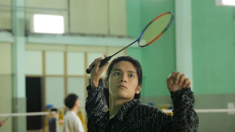 張碩航打羽球散發狠勁。三和娛樂提供