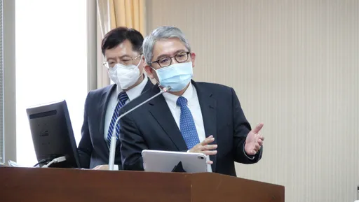 被高嘉瑜舌戰嗆「非常不適任」 花敬群怒暫離質詢台:那我閉嘴