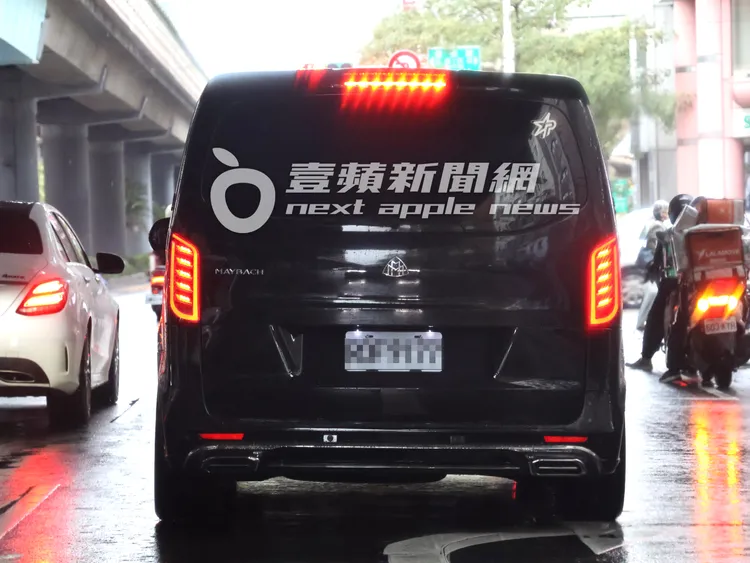 蔡依林的座駕是千萬等級的麥巴赫保母車。特勤中心攝