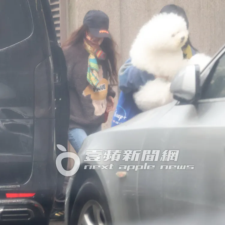隨後，蔡依林（左）也跟著助理及2隻愛犬一起下車。特勤中心攝