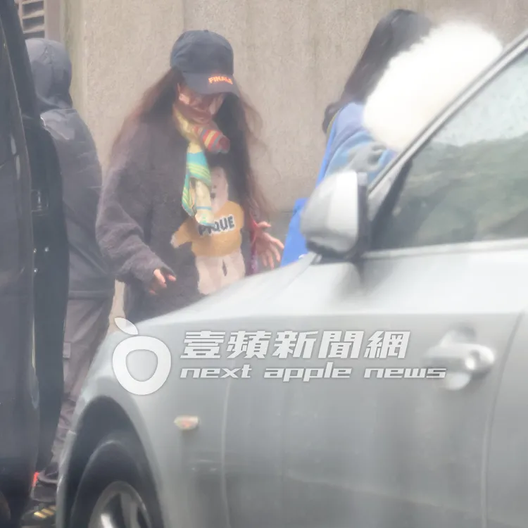 蔡依林（左）素顏搭乘千萬等級的麥巴赫保母車，移動到髮廊作造型。特勤中心攝