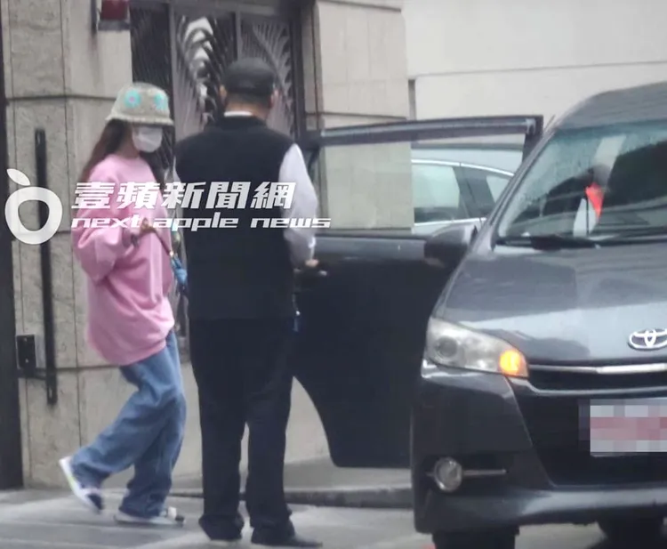 日前記者也目擊蔡依林（左）一身休閒打扮，獨自搭多元計程車外出。特勤中心攝