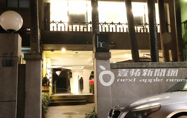 蔡依林搭乘千萬麥巴赫保母車，到hc造型沙龍拍攝。特勤中心攝