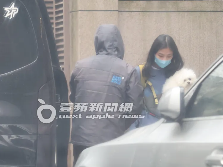 蔡依林助理抱著她愛犬下車，模樣超級可愛。特勤中心攝