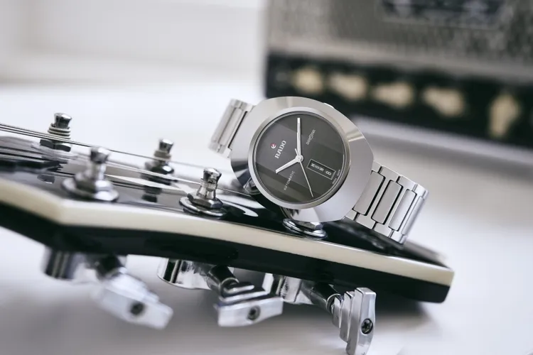 DiaStar Original鑽星系列灰面腕錶，4萬1800元。品牌提供