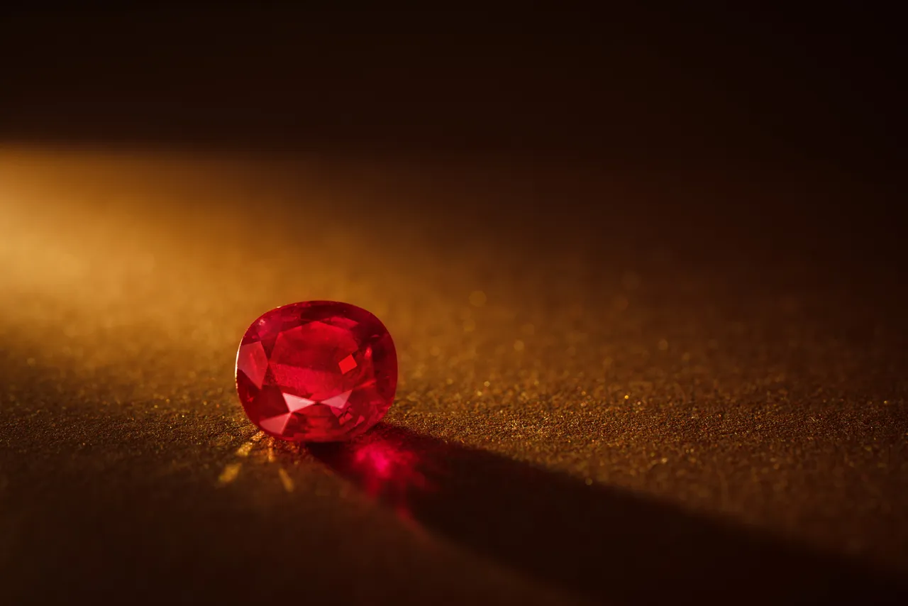 8.89克拉緬甸無燒紅寶裸石,開價約3億4000萬元,是2022 Diamond Bank光之綺饗頂級珠寶亞洲巡迴展最高價展售品。品牌提供