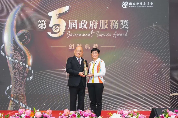 東部海岸國家風景區管理處長林維玲上台領獎。東管處提供