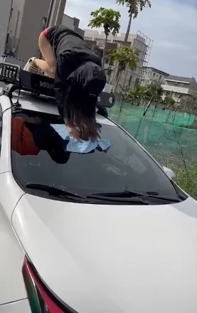 妹子賣力擦車，露出美腿超養眼。抖音@cc.3739 授權刊登