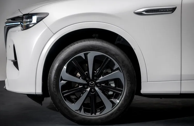 驅動方式有後驅與四驅兩種選擇。原廠提供