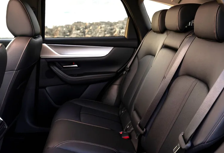 後座空間更為寬裕。原廠提供