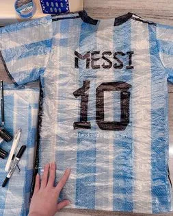 泥泥學姐疑用黑色膠帶貼出梅西背號及名字。翻攝臉書「泥泥學姐 Janie」