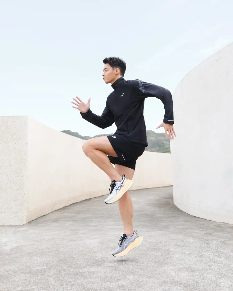 林敬倫訓練時必備ASICS的服飾與鞋款。品牌提供